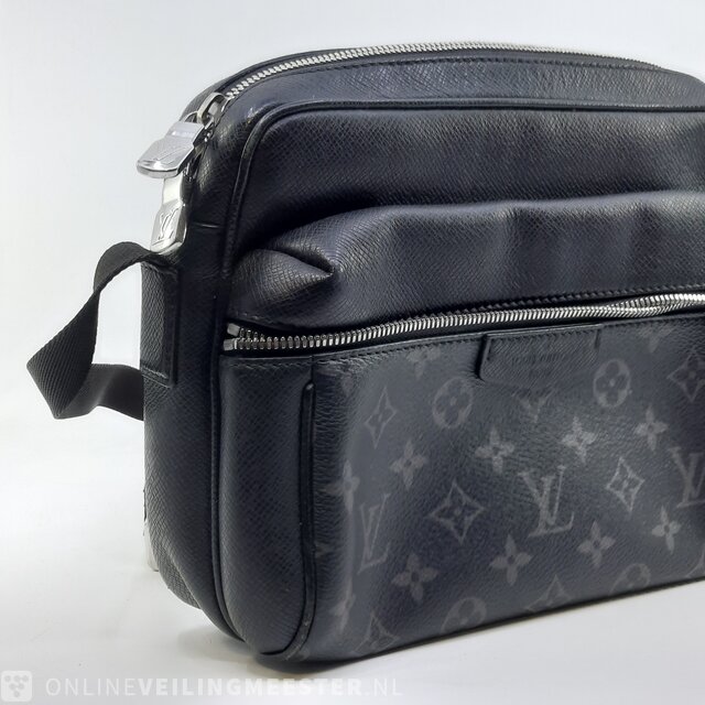 Louis Vuitton outdoor messenger schoudertas zwart