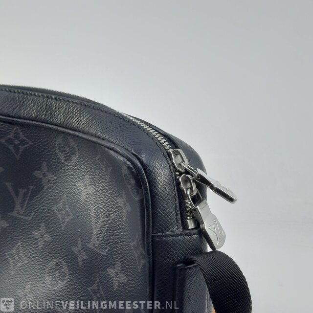 Louis Vuitton outdoor messenger schoudertas zwart